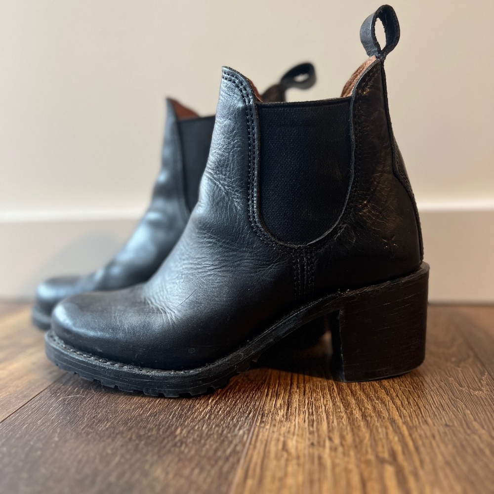 Frye Women’s Chelsea Boot